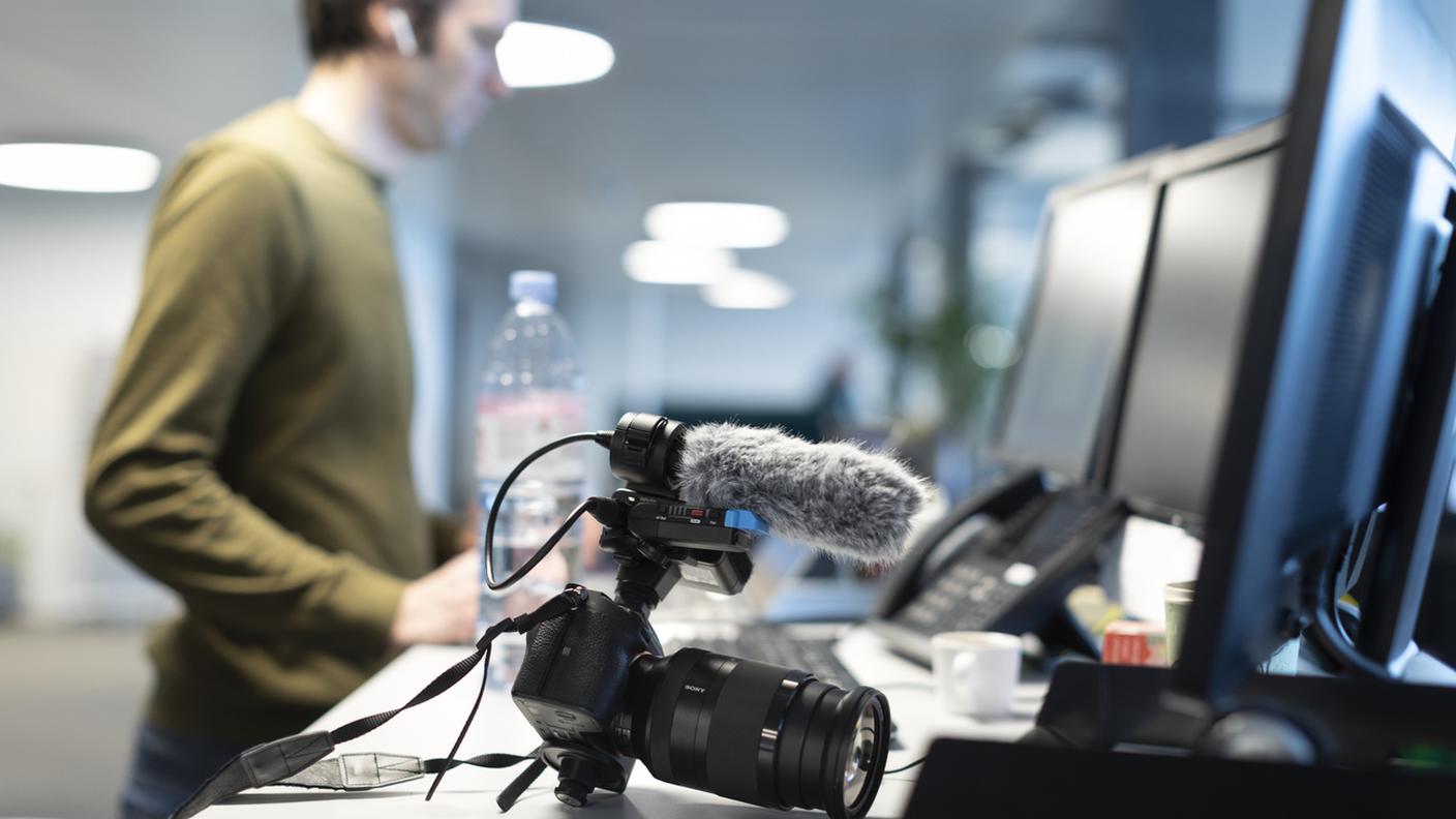 Immagine d'archivio di un giornalista al lavoro in redazione