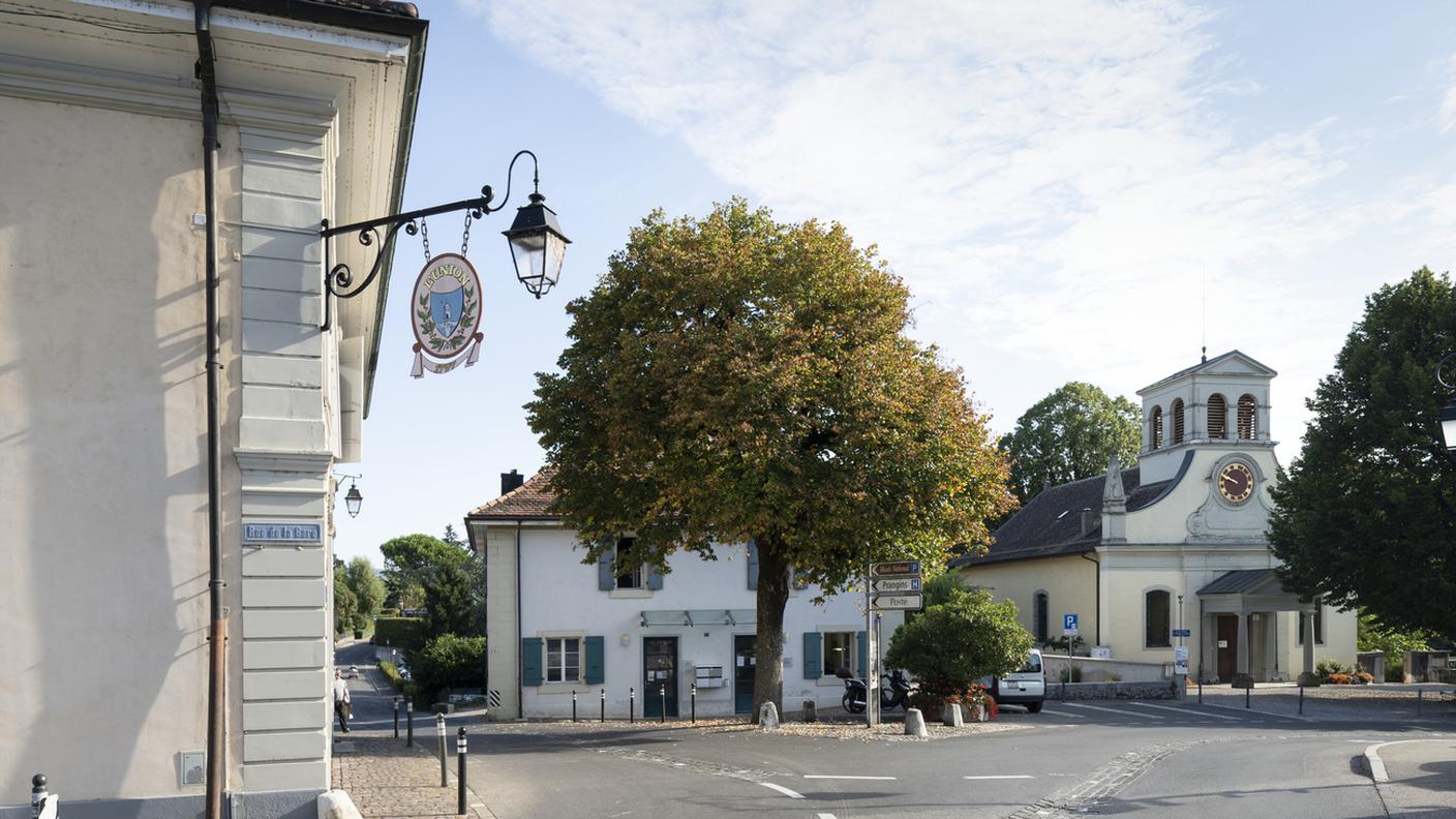 La piazza antistante il castello