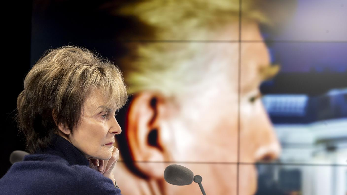  L'ex consigliera federale Micheline Calmy-Rey, in primo piano, sullo sfondo il presidente USA Donald Trump  