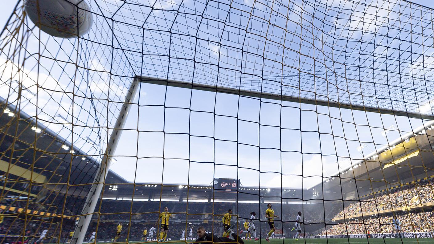 Un calcio in porta durante una partita di Super League