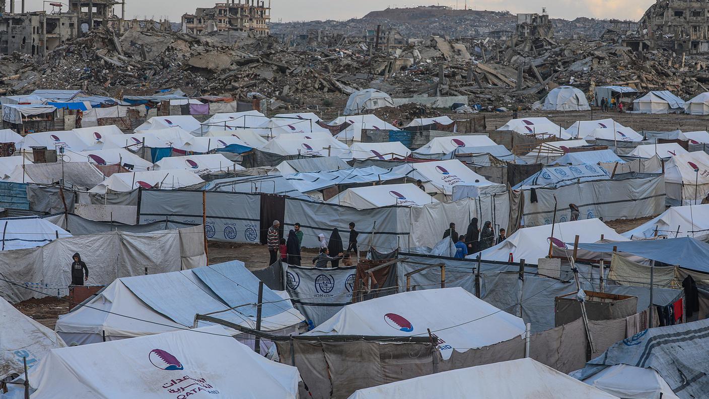 Tendopoli davanti alle rovine nella Striscia di Gaza