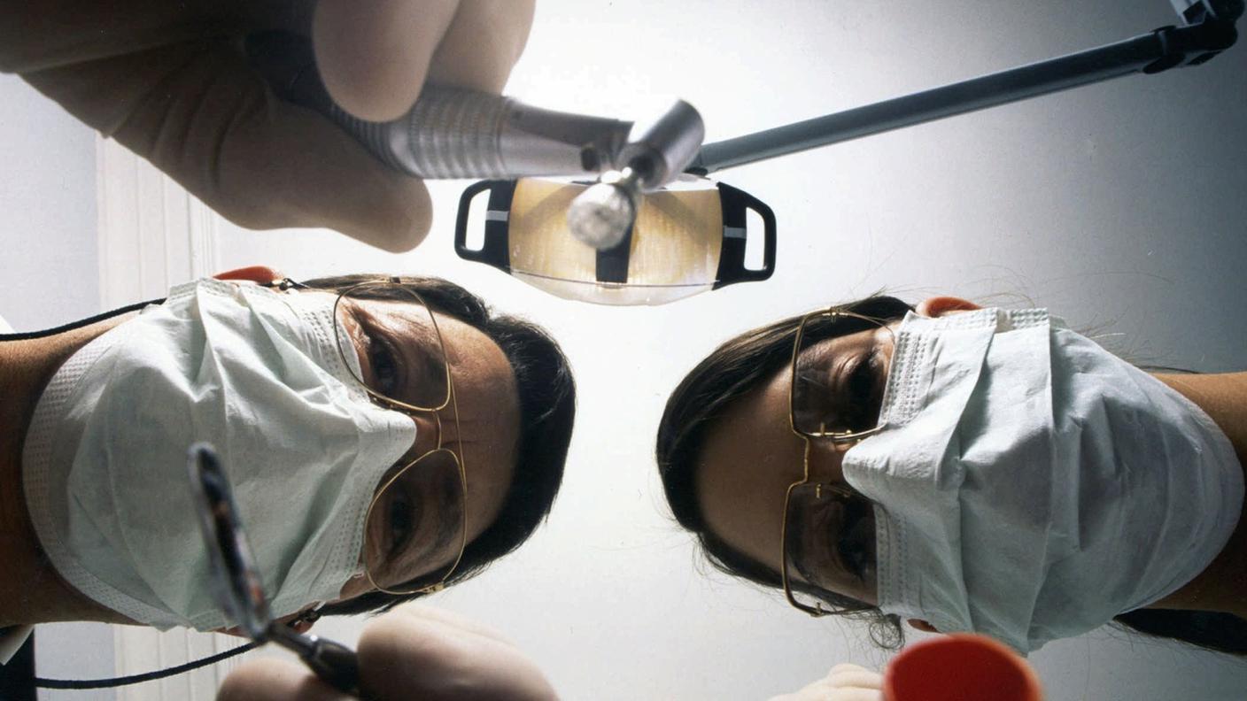 Accessibilità alle cure dentarie: un'iniziativa e un controprogetto in votazione a Ginevra