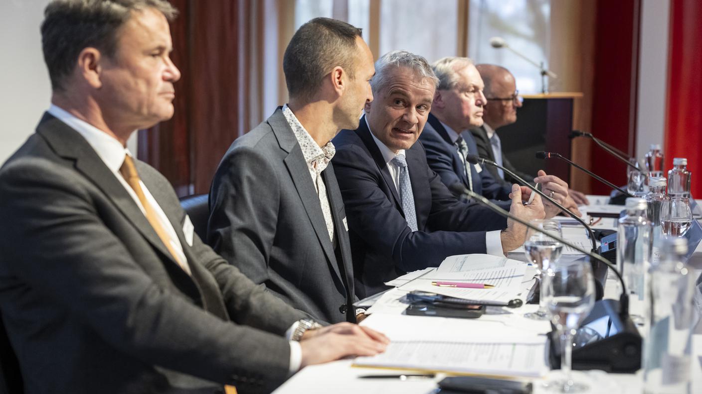 Beat Jans in conferenza stampa con i rappresentanti di Cantoni e Comuni