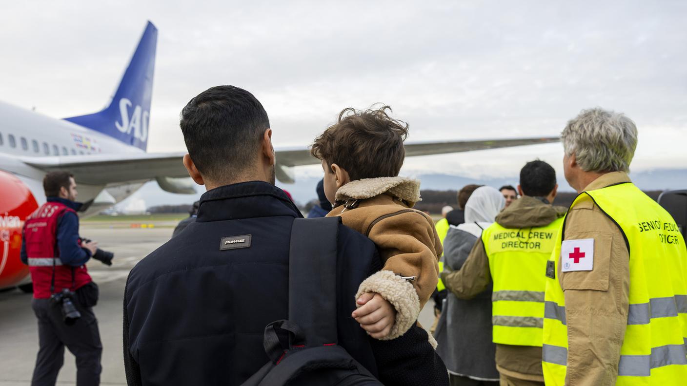 L'arrivo in Svizzera di alcuni bambini e le loro famiglie in una fotografia scattata lo scorso 28 novembre