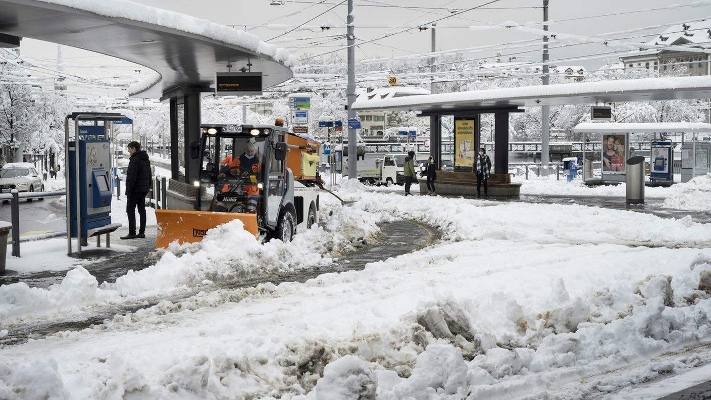 La neve ha immobilizzato i trasporti pubblici venerdì