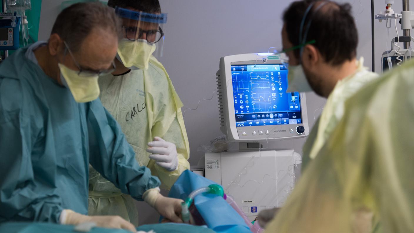 Diminuiscono anche le ospedalizzazioni: 93 ricoveri oggi a fronte dei 137 di ieri