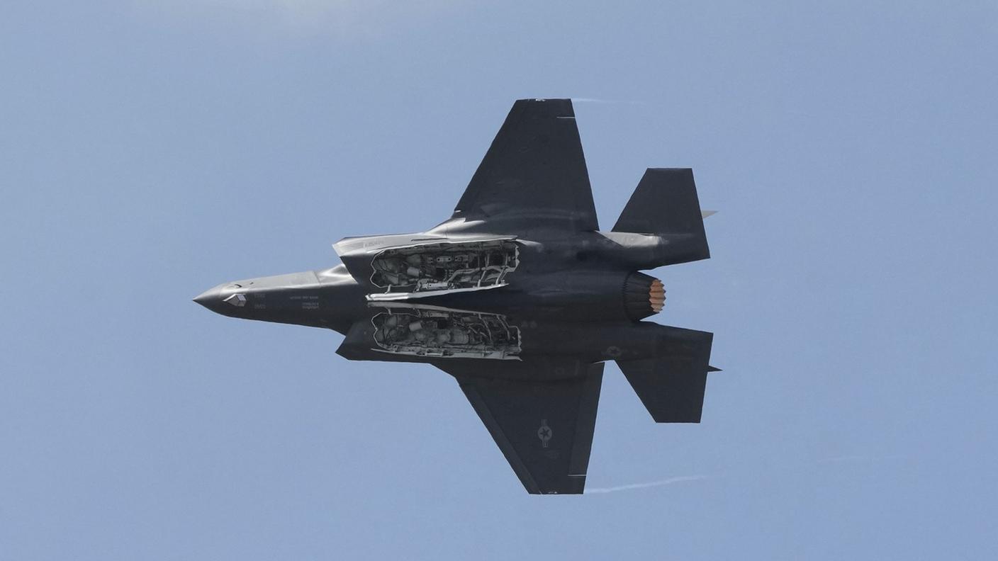 La firma per i primi otto jet è già avvenuta in settembre, ha spiegato una portavoce di Armasuisse