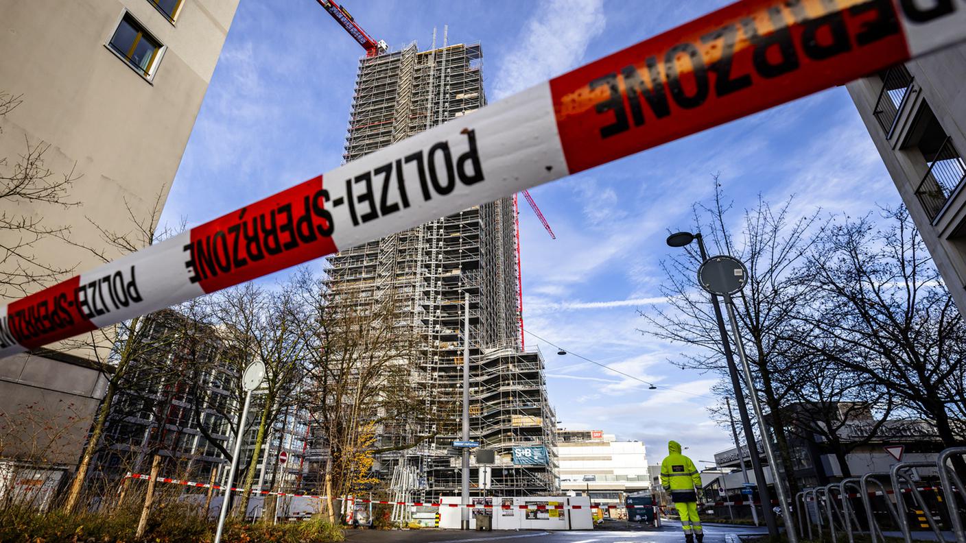 Il cantiere con l'impalcatura e le delimitazioni di sicurezza