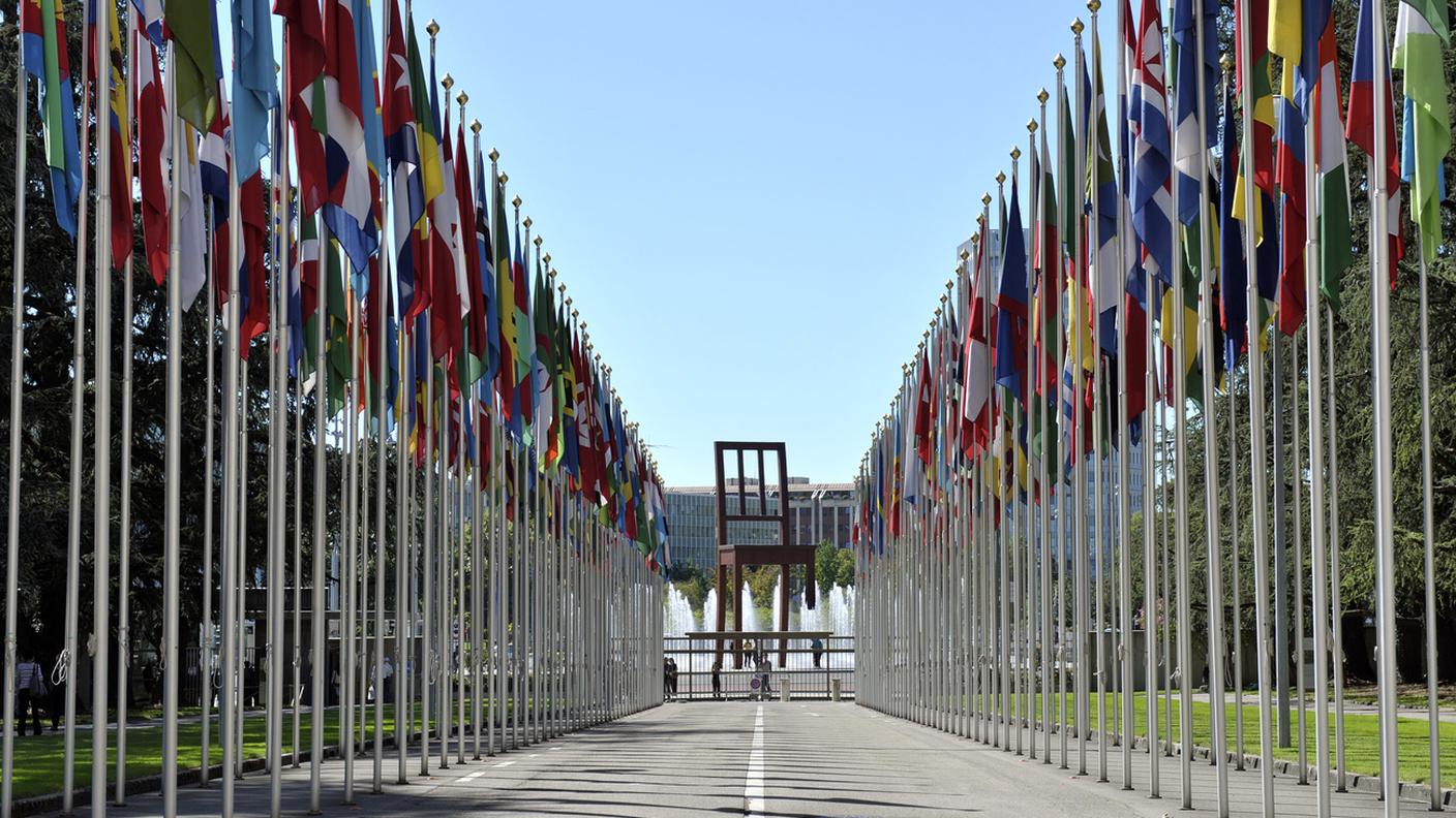 La bandiere del mondo sull'Avenue de la Paix a Ginevra, davanti alla sede europea delle Nazioni Unite