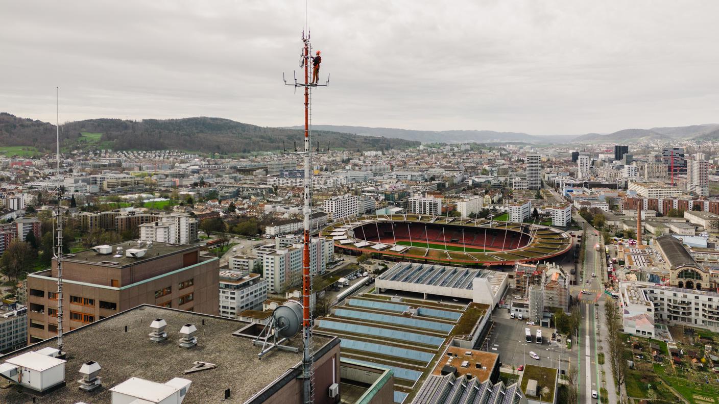 I sensori della rete di misurazione sono fissati ai lampioni, agli alberi e sulle antenne di telefonia mobile