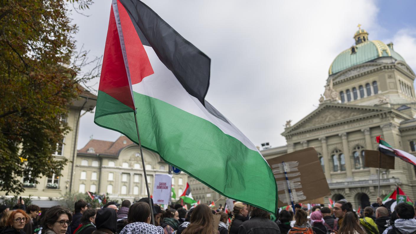 La folla al corteo era molto variegata, fra i partecipanti anche anziani e famiglie con bambini