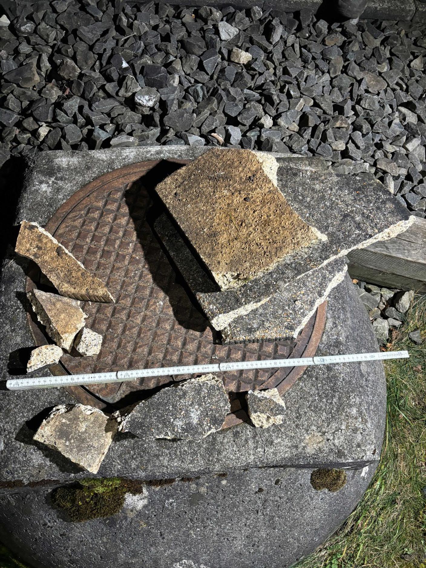 I resti della lastra piazzata dai tre ragazzi