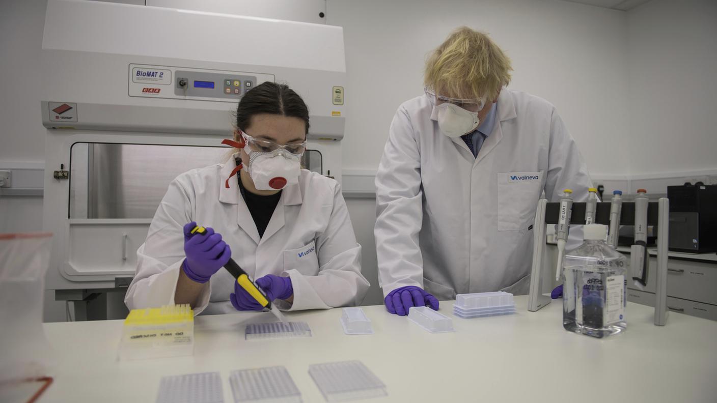 Il premier Boris Johnson durante la visita a un'azienda biotecologica