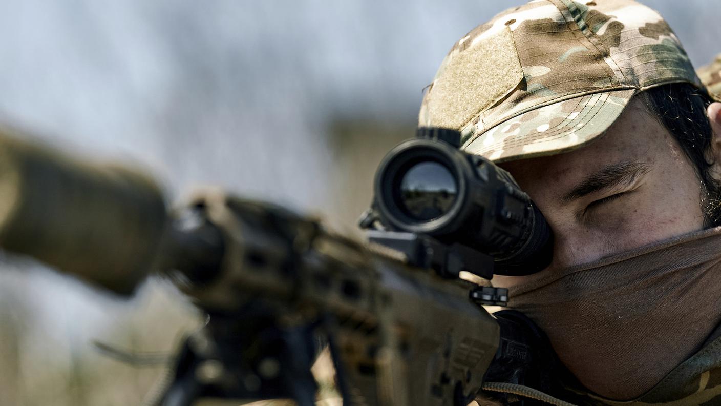 Un cecchino ucraino schierato in posizione nei pressi di Bakhmut