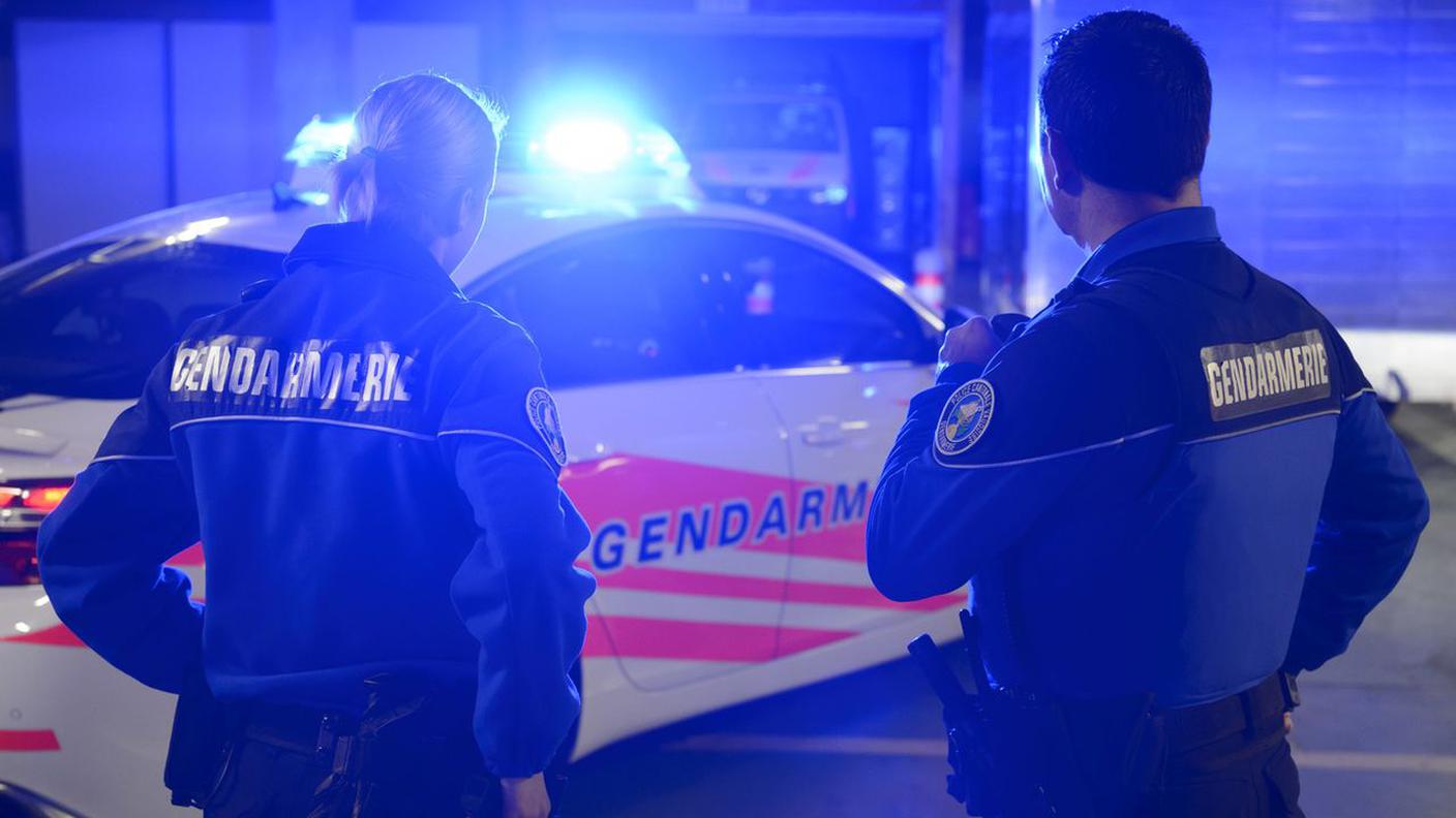 Un centinaio i partecipanti sorpresi dalla polizia, e tutti senza mascherine protettive