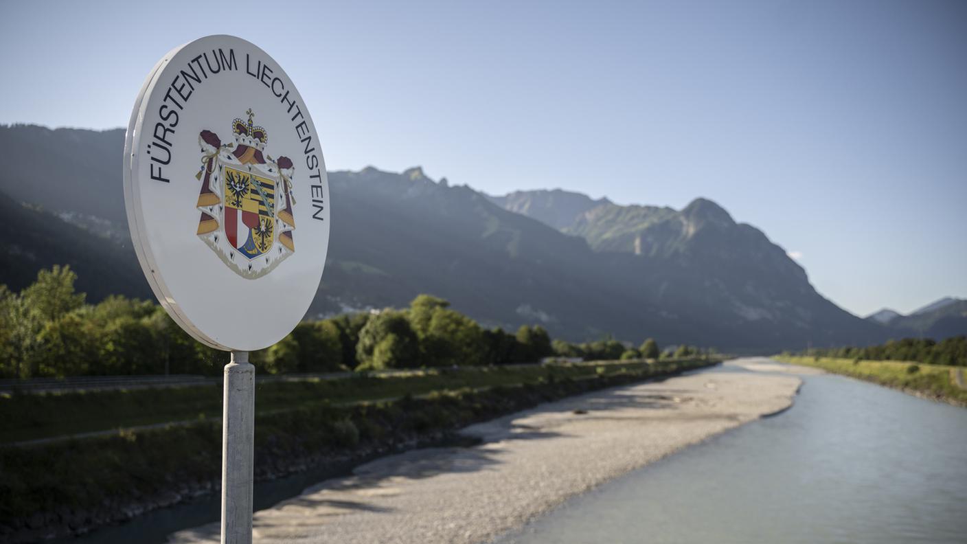 Un cartello segna il confine sul ponte sul Reno tra Sevelen, in Svizzera, e Vaduz, nel Liechtenstein