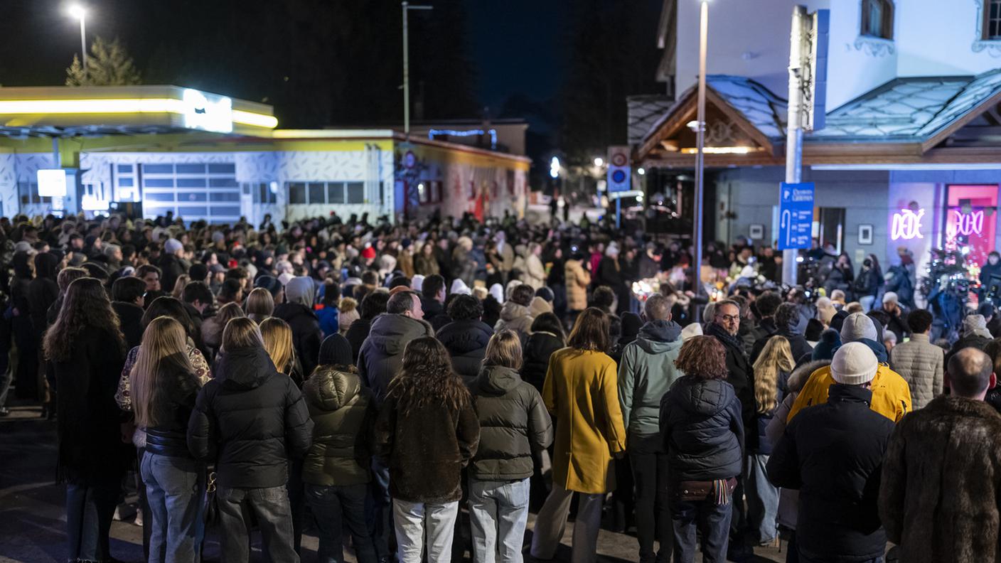 Turisti e residenti rendono omaggio alle vittime