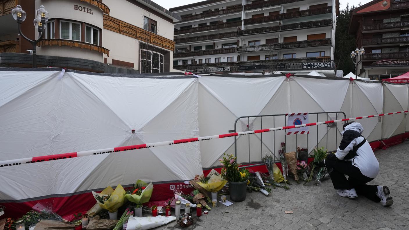 Fiori e lumini deposti, in memoria delle vittime, davanti al luogo della tragedia