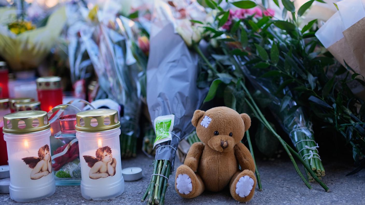 L'abbraccio della comunità alle vittime