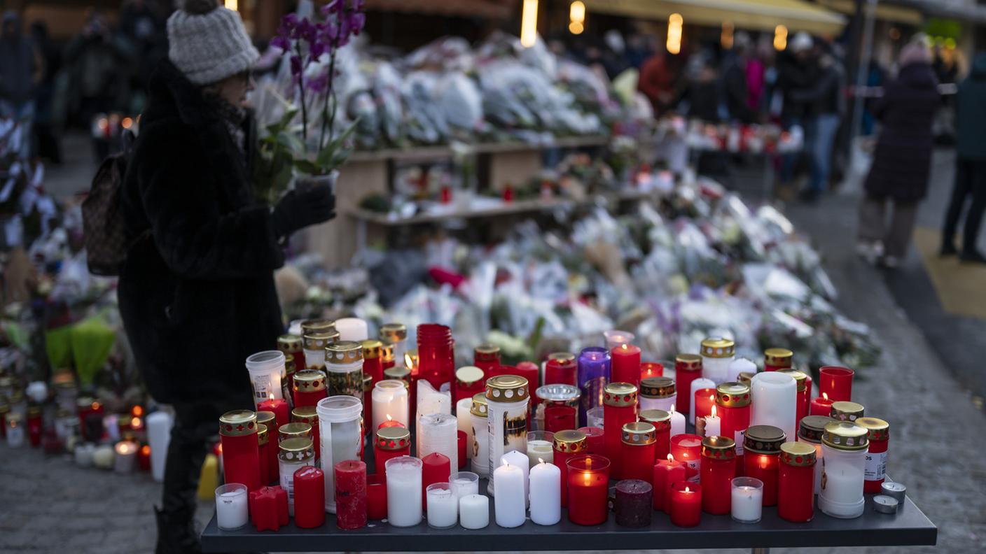 Fiori e candele per le vittime dell'incendio al bar 'Le Constellation' di Crans-Montana