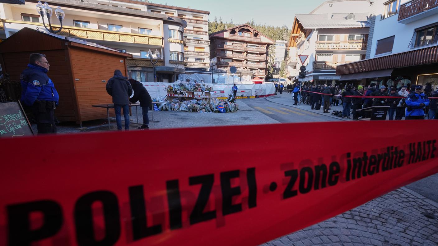 Il lounge bar "Le Constellation" e l'area isolata dalla polizia