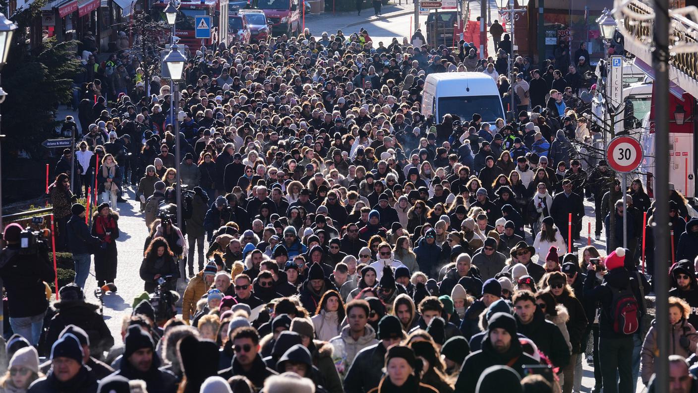 Un migliaio di persone ha sfilato nel centro di Crans-Montana per rendere omaggio alle vittime