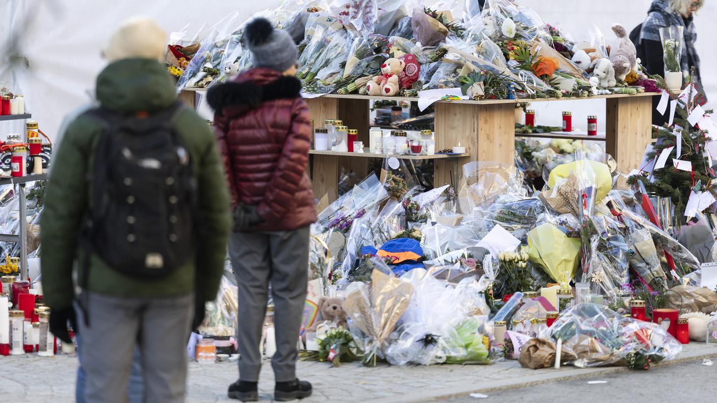 L'omaggio alle vittime del rogo