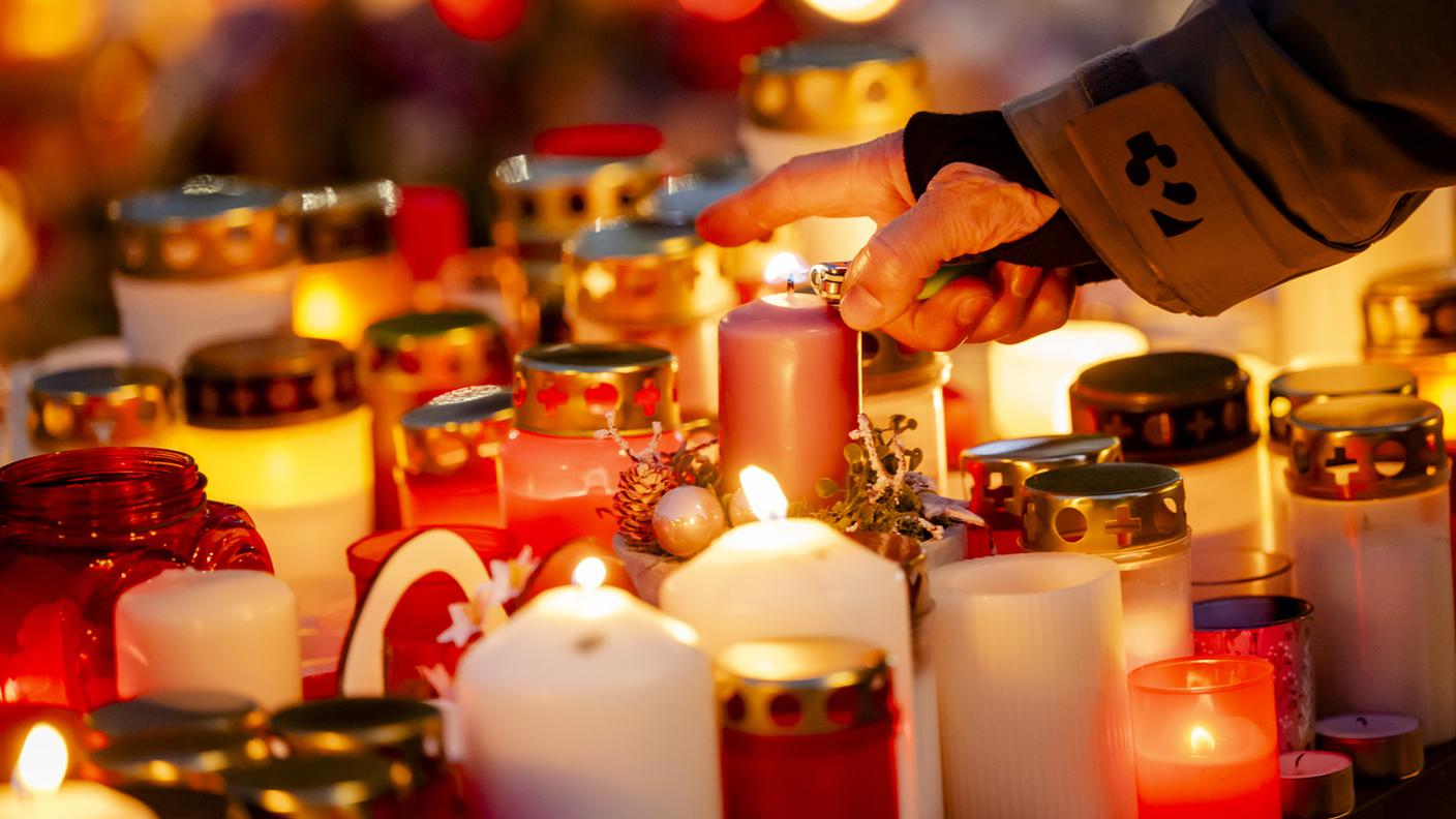 L'omaggio alle vittime del rogo di Crans-Montana