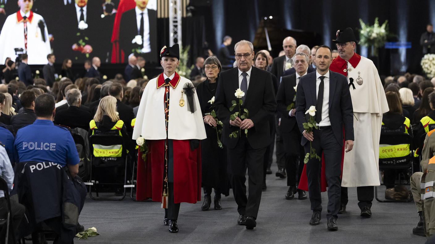 La deposizione delle rose per le vittime di Crans-Montana