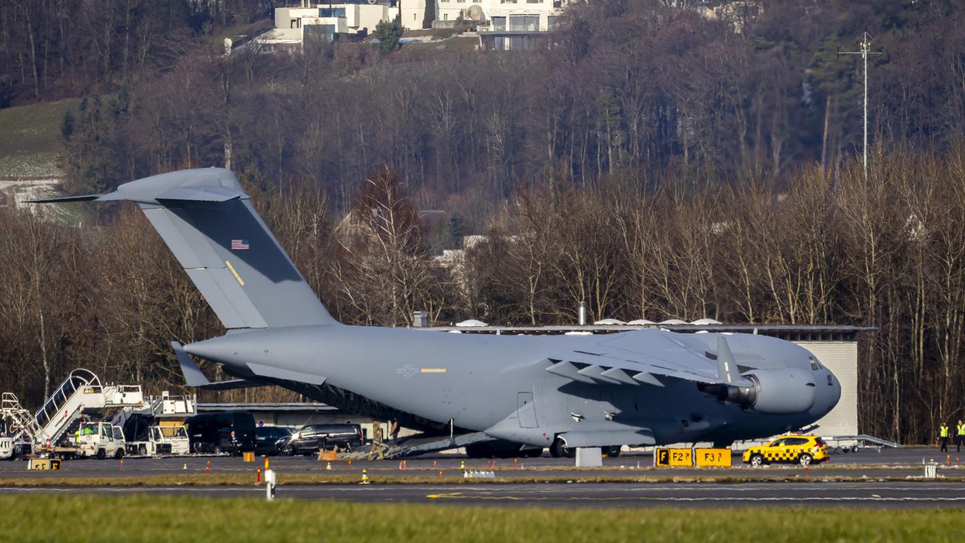 L'aereo da trasporto C-17 Globemaster III all'aeroporto di Zurigo questo martedì.