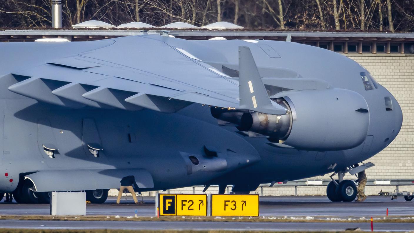 L'aereo cargo Air Force C-17 Globemaster parcheggiato all'aeroporto di Zurigo