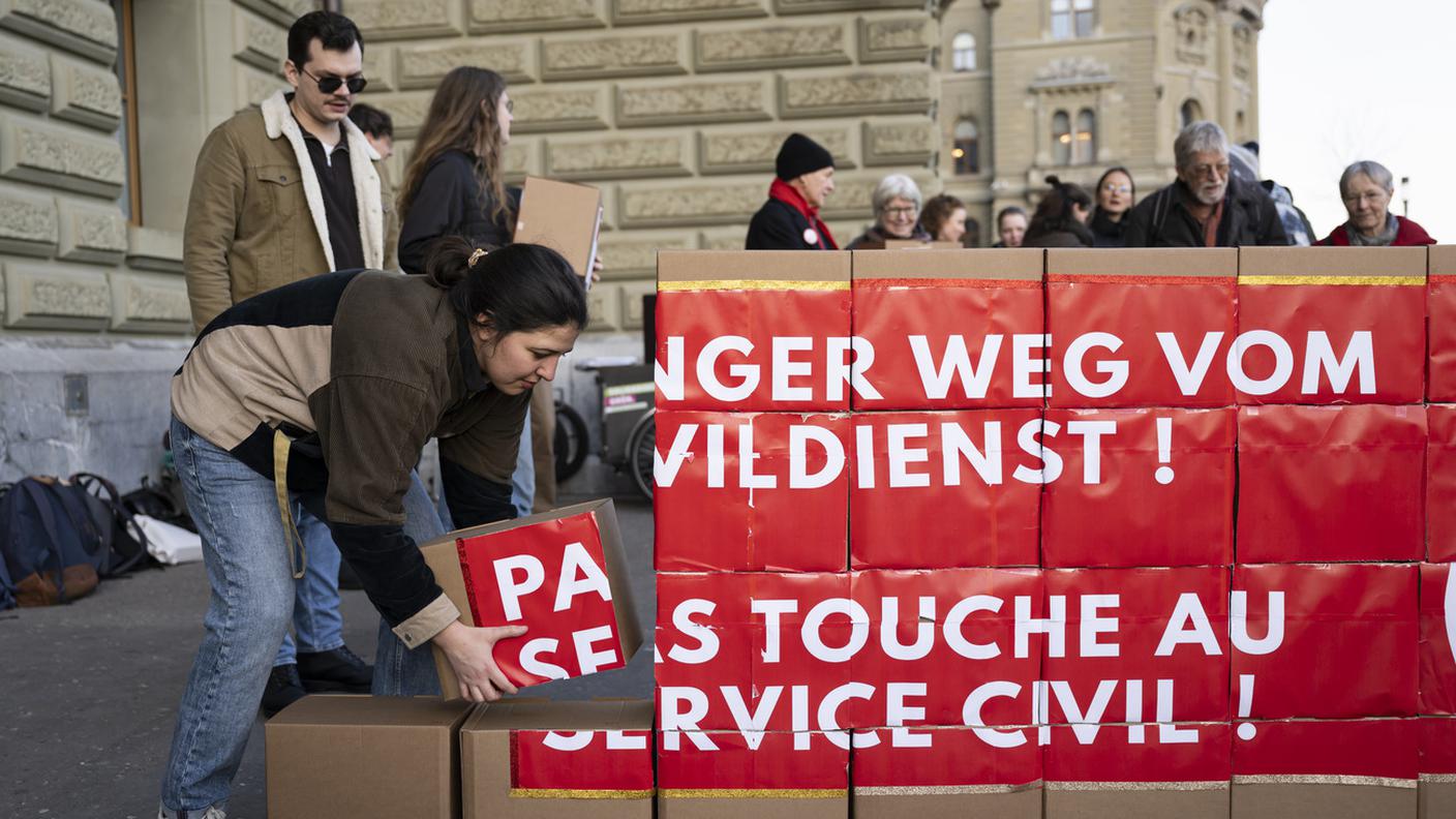 La consegna delle firme per il servizio civile