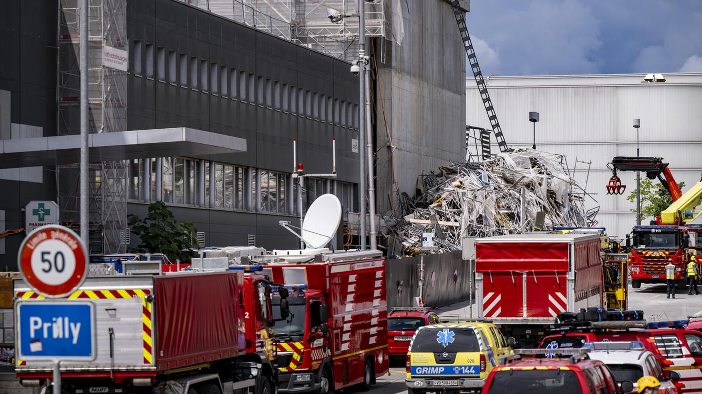 Pompieri e soccorritori sul luogo del crollo, il 12 luglio 2024