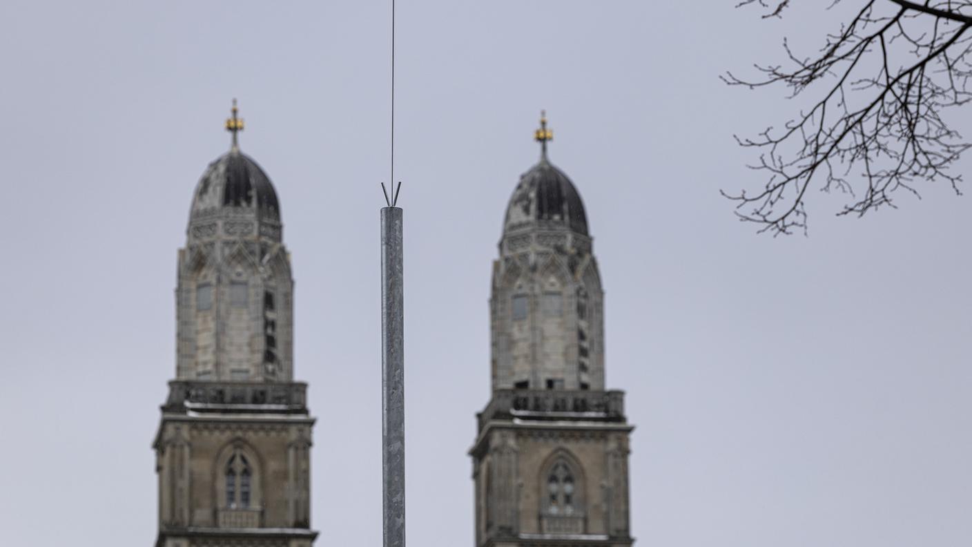 Un palo con un filo di nylon davanti al Grossmuenster, parte dell'Eruv di Zurigo