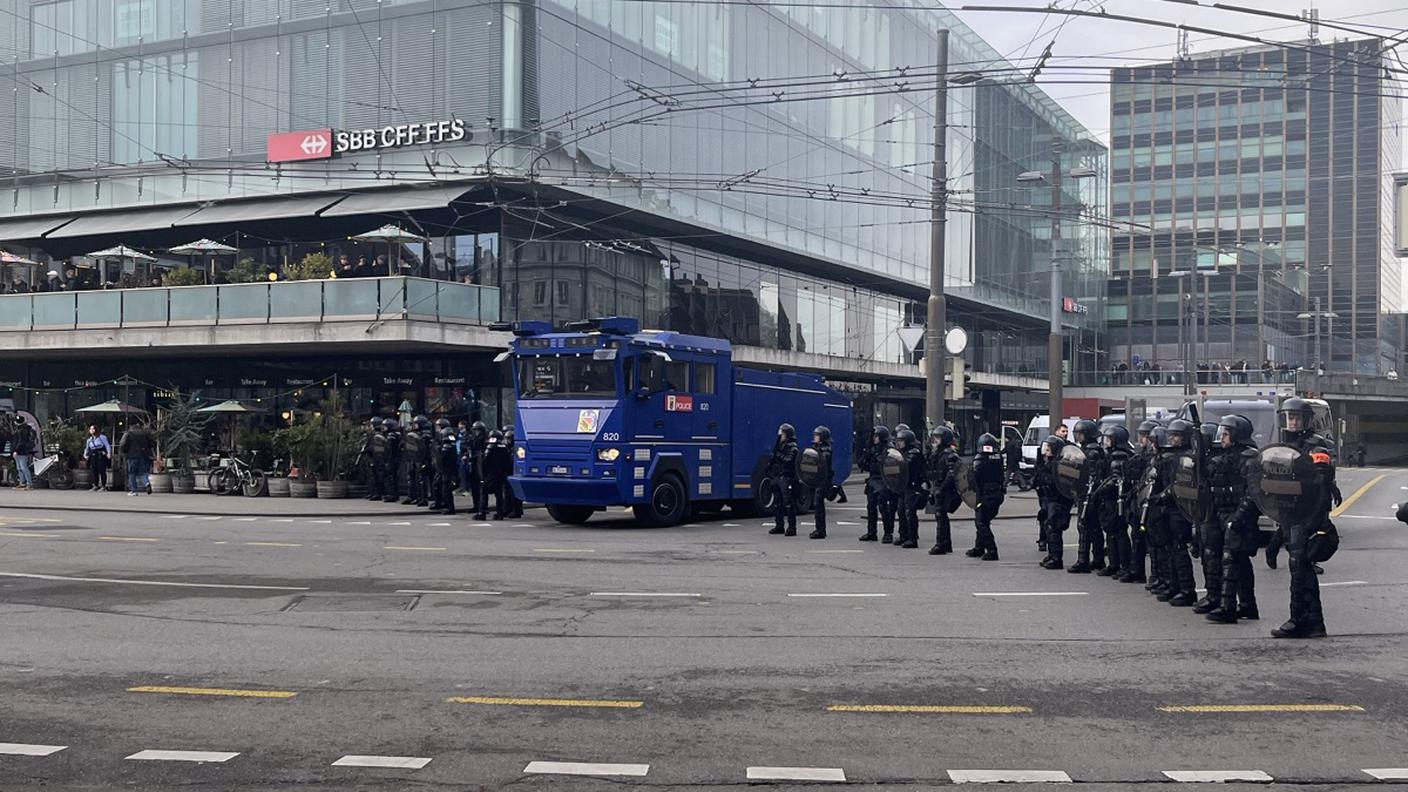 Agenti schierati sulla piazza davanti alla stazione