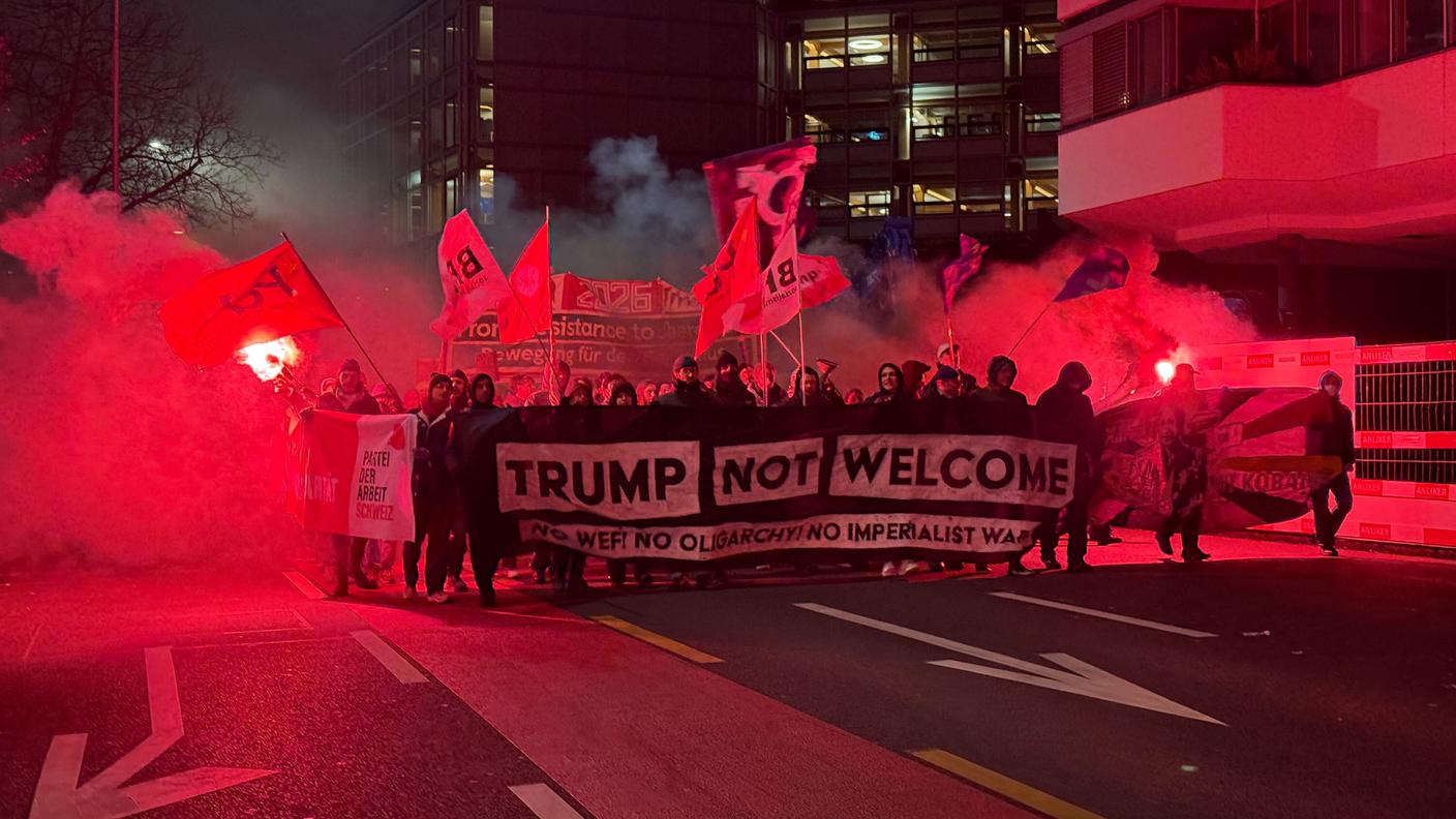 In migliaia per le strade di Zurigo contro la presenza di Donald Trump al WEF di Davos