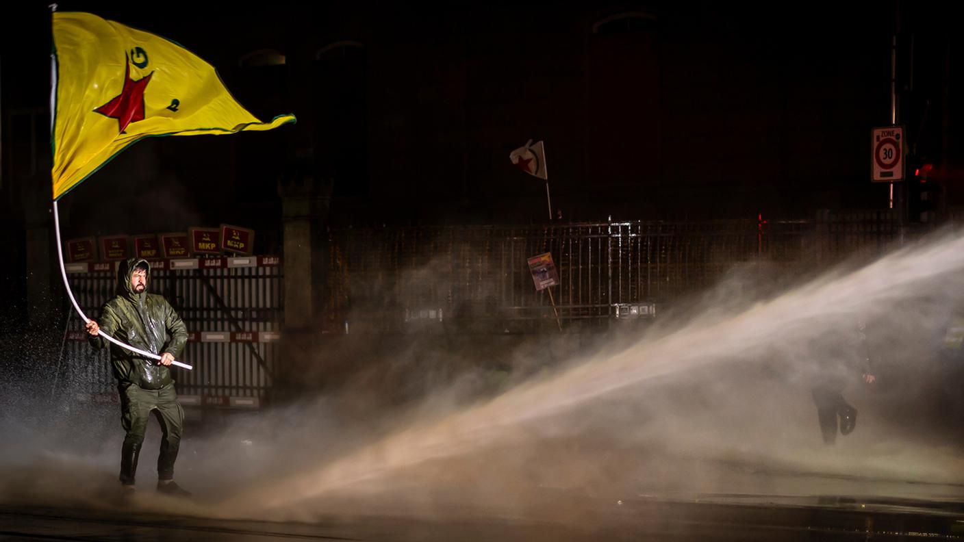 La polizia è intervenuta con idranti