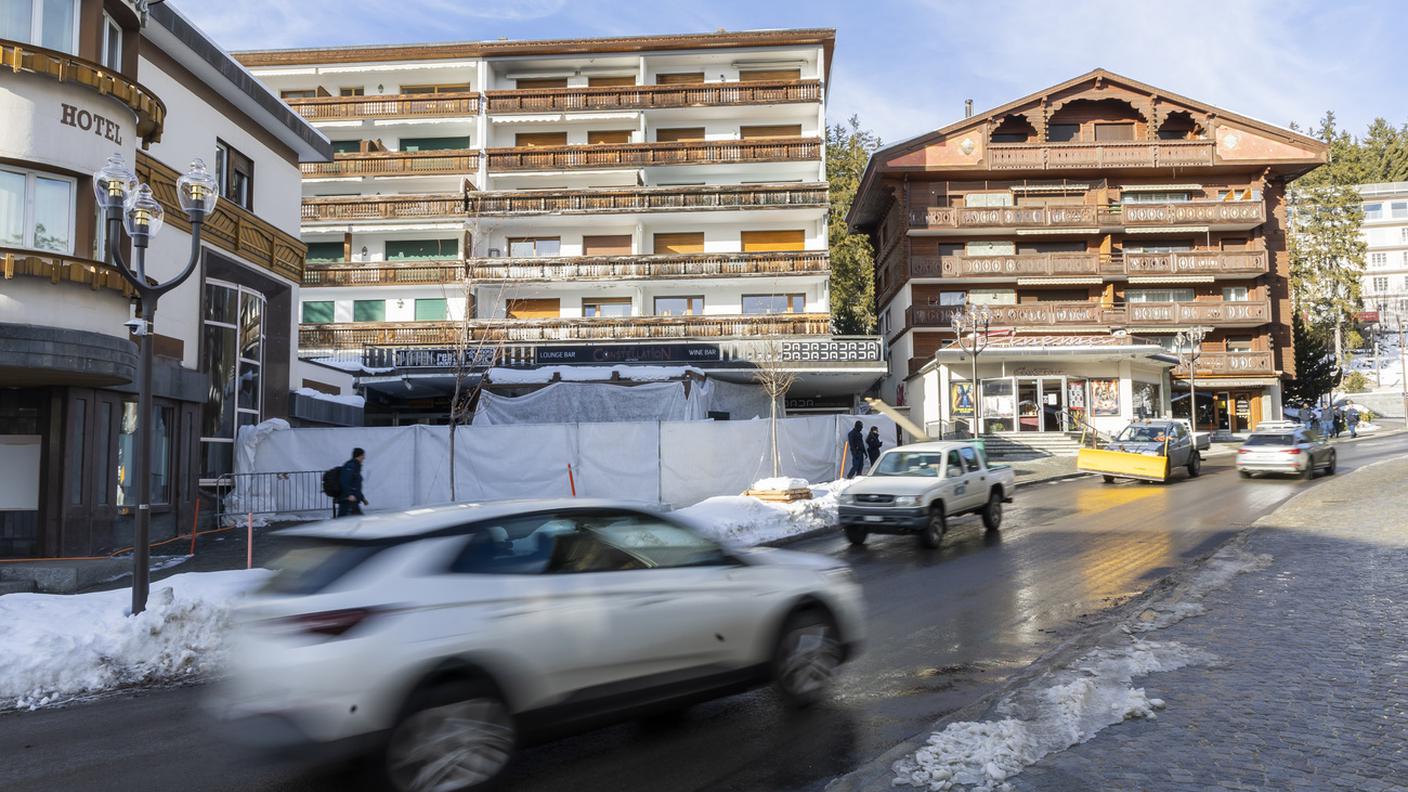 Il bar "Le Constellation" nascosto dai teli dopo la tragedia