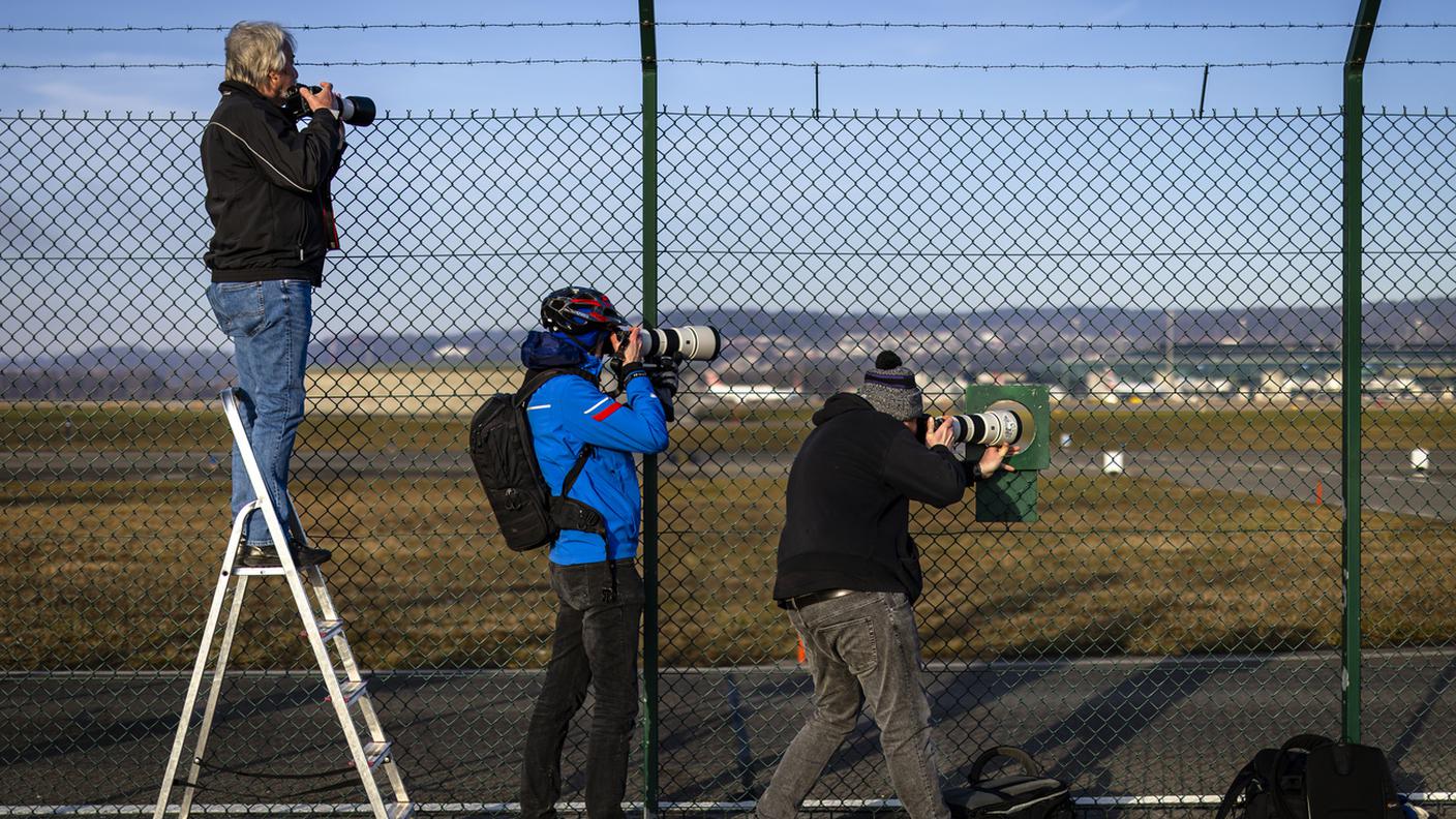 Cresce l'attesa all'esterno dell'aeroporto
