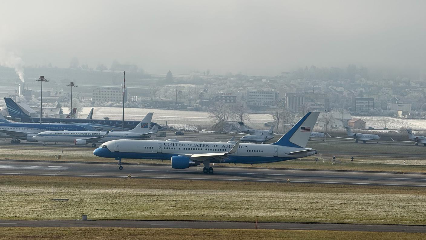 L'aereo presidenziale sulla pista di Kloten