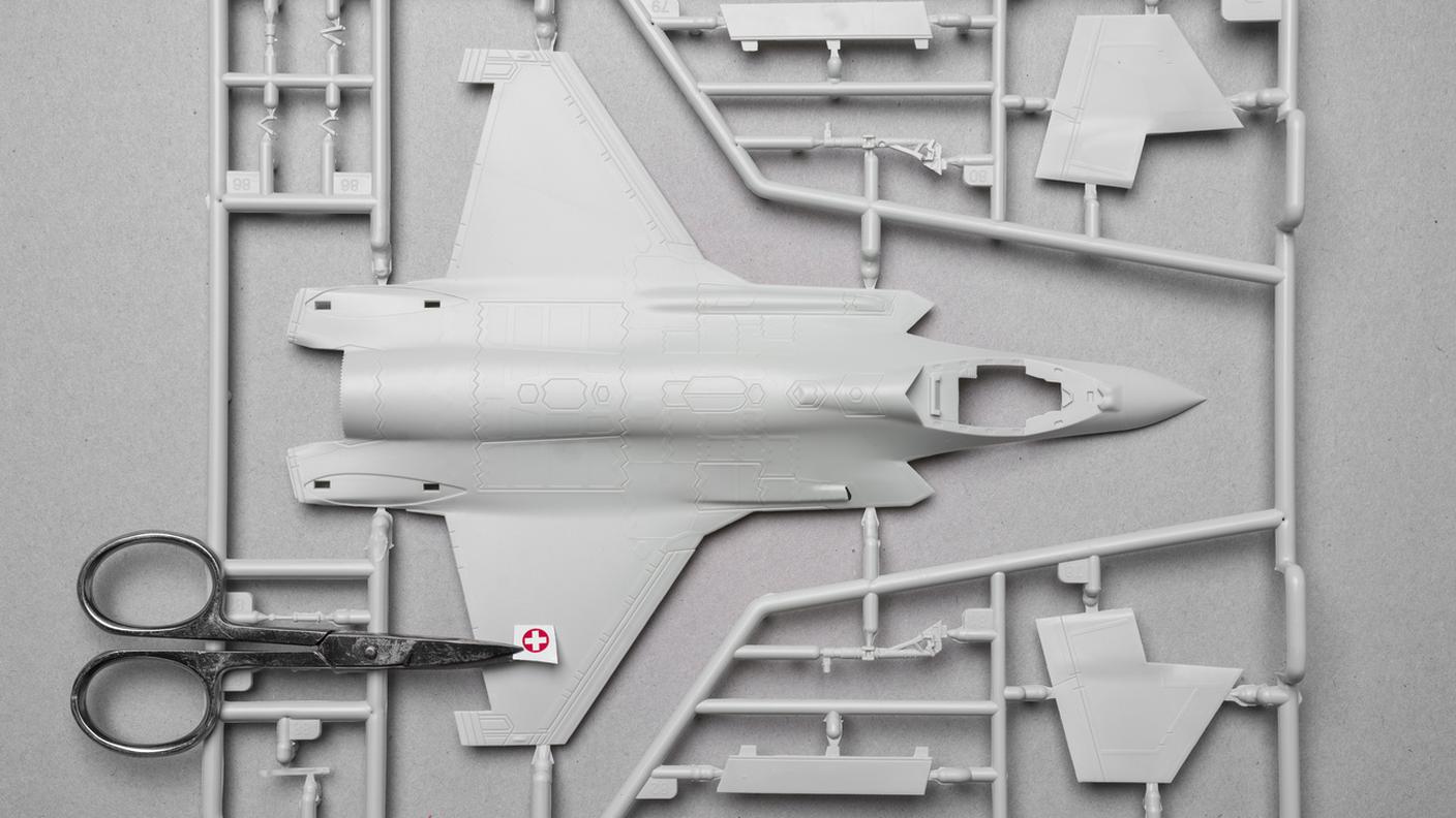 I pezzi di un modellino dell'aereo da combattimento F-35A