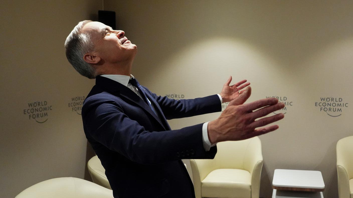 Il primo ministro canadese Mark Carney in un'immagine curiosa durante il WEF