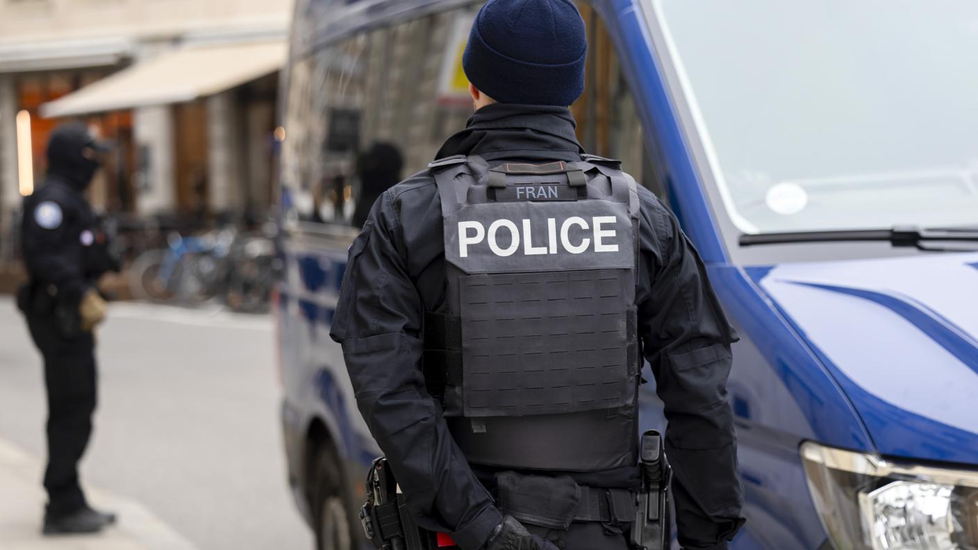 Il dispiegamento della polizia davanti al palazzo di giustizia il 19 gennaio 2026, durante l'udienza inerente la rissa del 2022 tra bande di motociclisti