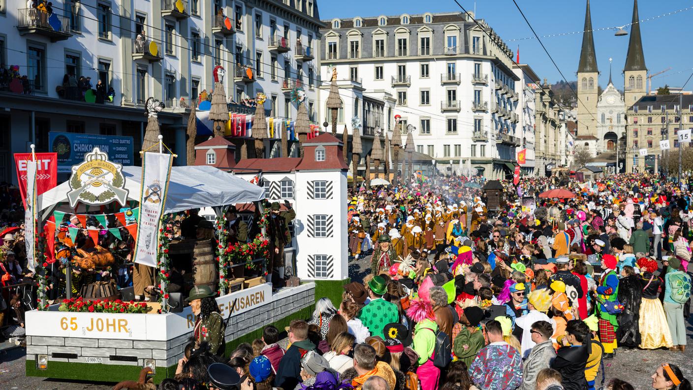 Un carro in sfilata, lo scorso anno, durante il carnevale di Lucerna