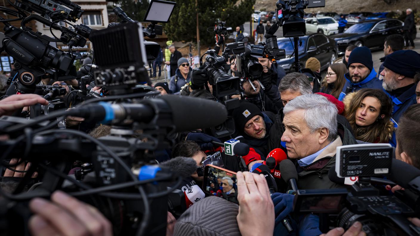 Il ministro degli esteri italiano Antonio Tajani durante la sua visita sul luogo della strage, il 2 gennaio