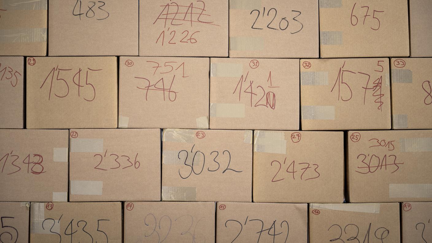 Scatole piene di firme