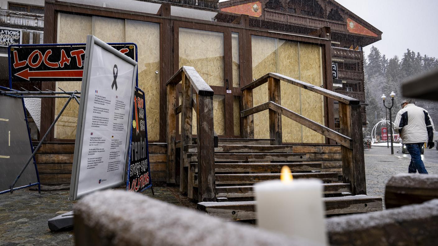 L'esterno del locale bruciato