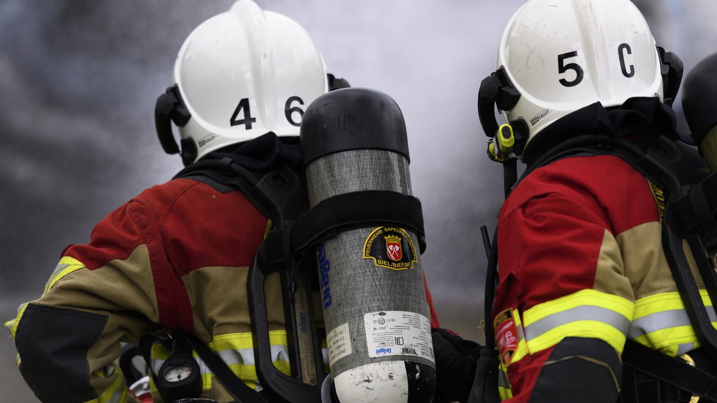 Le autorità rimproverano alcuni pompieri di aver cercato di far cadere il comandante, che riceverà comunque un ammonimento