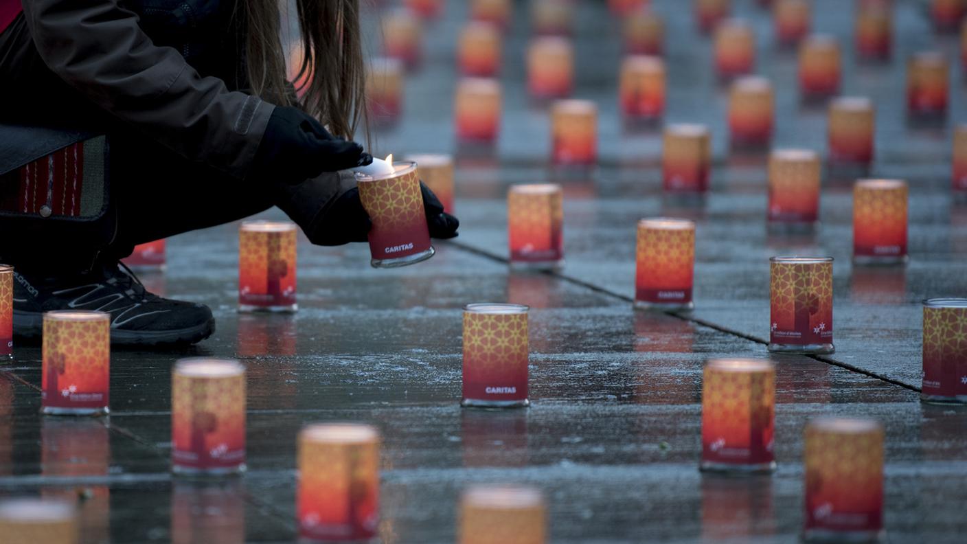 Candele accese a dicembre sulla Piazza federale per richiamare l'attenzione sulla povertà