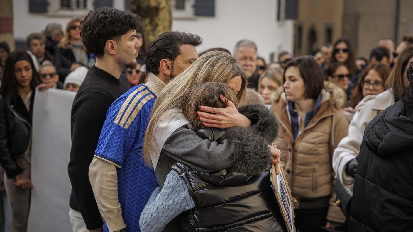 Il dolore della madre di una delle vittime dell'incendio di Crans-Montana